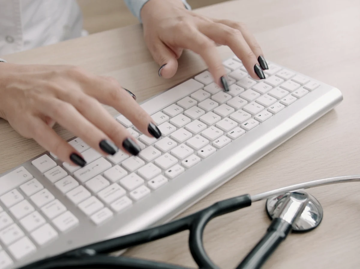 Coordenadora de escalas gerenciando plantões em um monitor com grade de horários