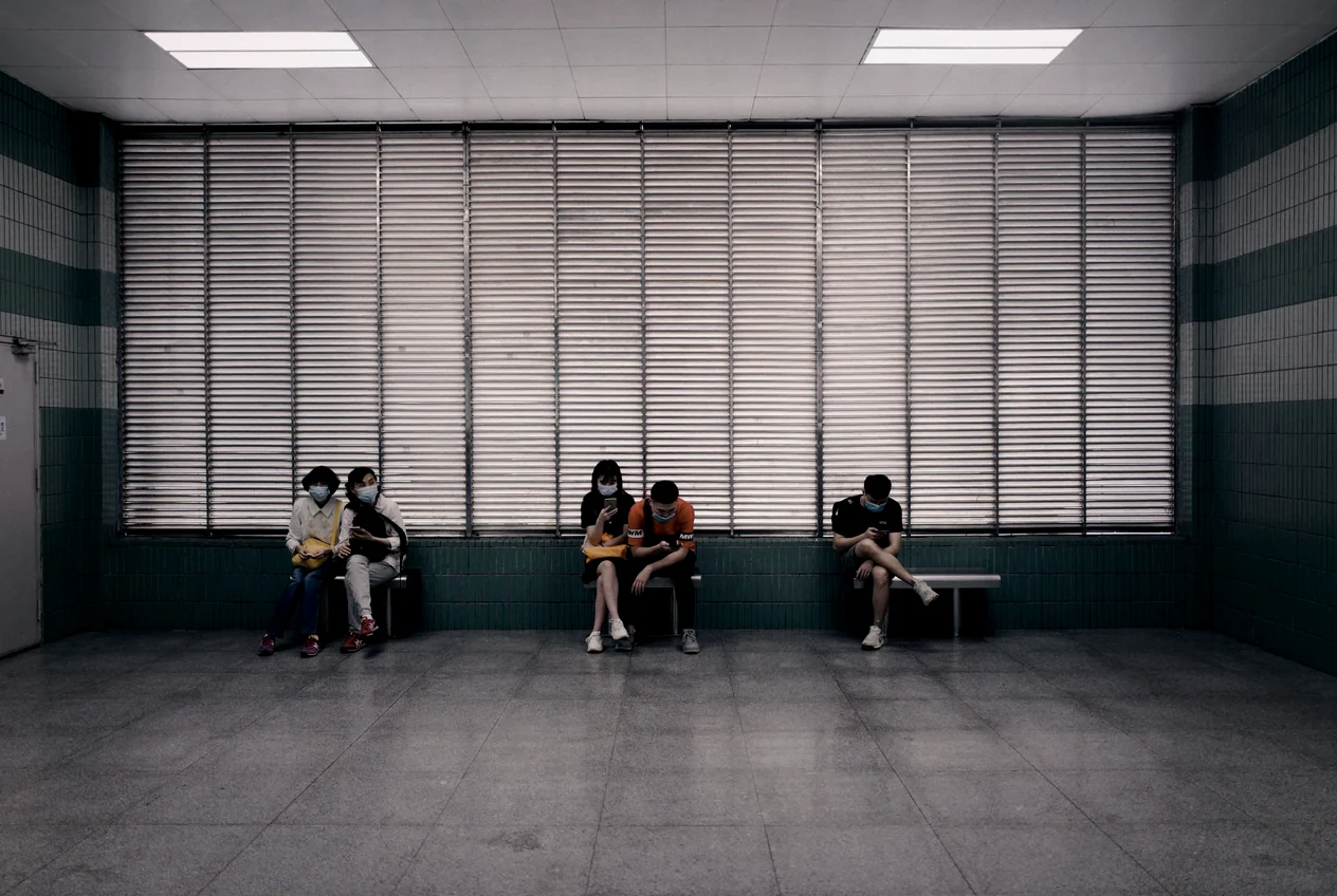 Recepção e corredor de uma instituição de saúde moderna e organizada