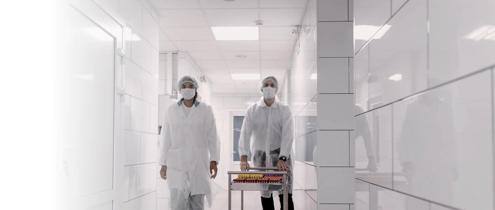 Equipe de gestão e profissionais de saúde analisando escala em um hospital moderno